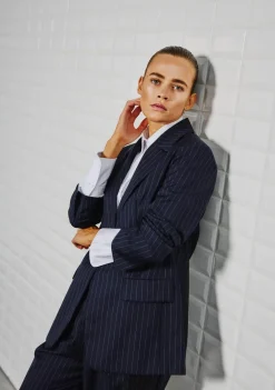 DAMES WITH BLACK BLAZER