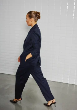 DAMES WITH BLACK BLAZER