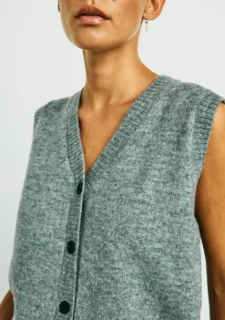 DAMES WITH BLACK GILET