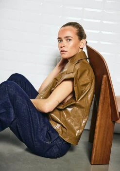 DAMES WITH BLACK GILET