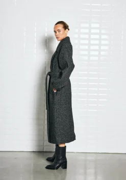 DAMES WITH BLACK MANTEL