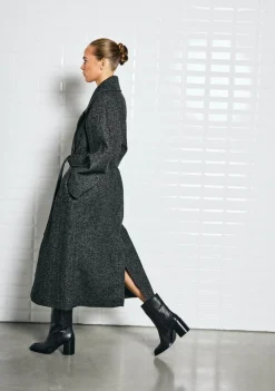 DAMES WITH BLACK MANTEL