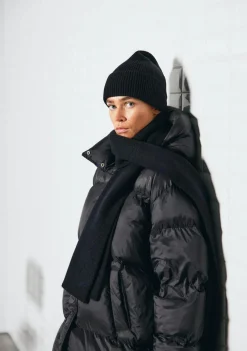 DAMES WITH BLACK MUTS