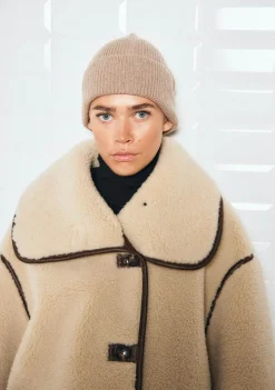 DAMES WITH BLACK MUTS