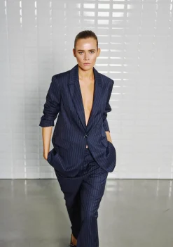 DAMES WITH BLACK PANTALON