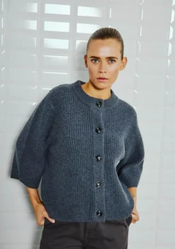 DAMES WITH BLACK VEST